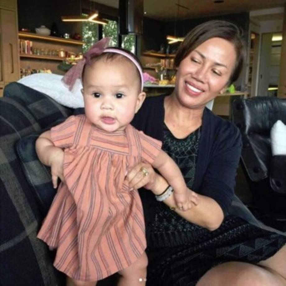 El cantante John Legend compartió una foto de su madre y su hija Luna.