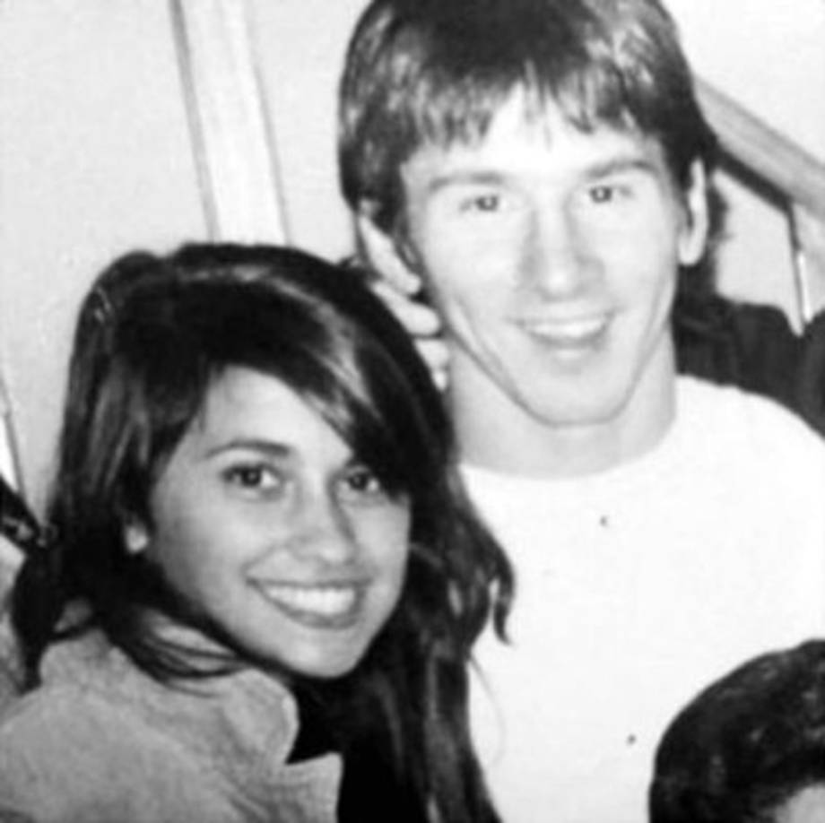 Messi quedó fascinado con Antonella y sus enormes ojos negros. Pero, al principio, ella le dijo que no: era muy temprano para pensar en un novio formal. Fueron amigos. En el 2000 Jorge Messi decidió que toda su familia volaría a Barcelona y que leo jugaría en el Barça. Dejaron de verse durante años.
