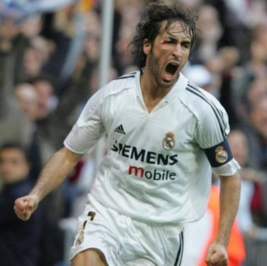 Era sangre y sudor dentro del campo. Raúl le metió un gol al Barcelona sangrando por el Real Madrid. Insuperable.