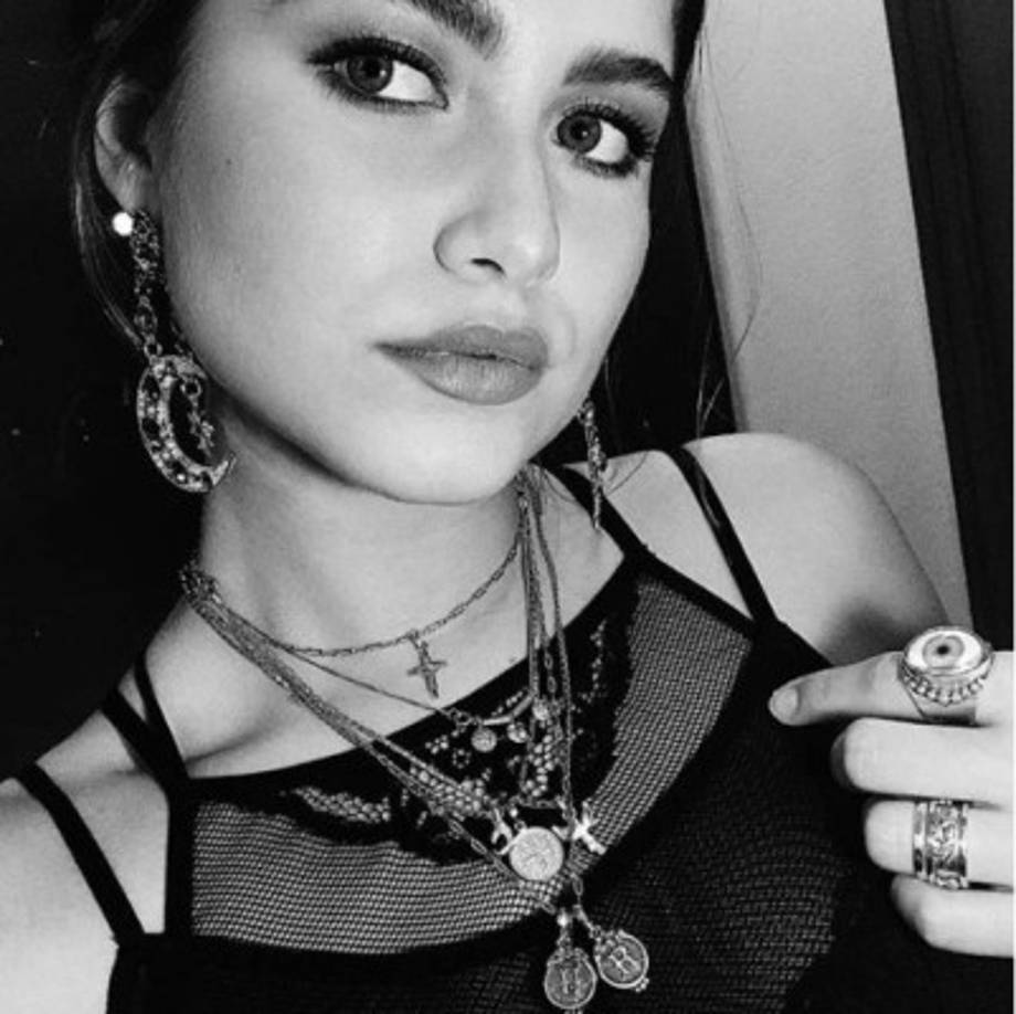 Sofía ha tenido la suerte de trabajar con algunos de los mejores escritores y productores de la industria músical, incluyendo Prince Royce.