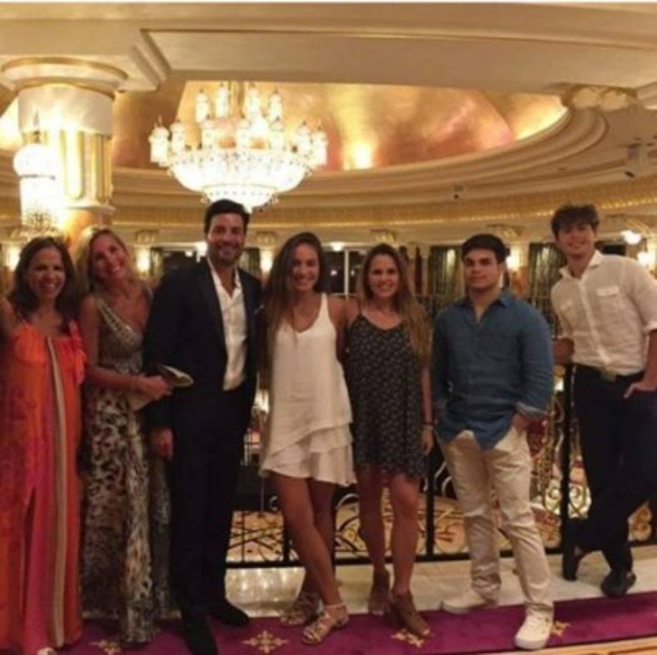 Chayanne es la prueba viva de que el amor duradero no es cosa de cuento de hadas, que la fama no es obstáculo para mantenerse fiel y que ningún éxito en la vida (ni discos de oros ni llenos en los estadios) reemplaza el calor que proporciona una familia.