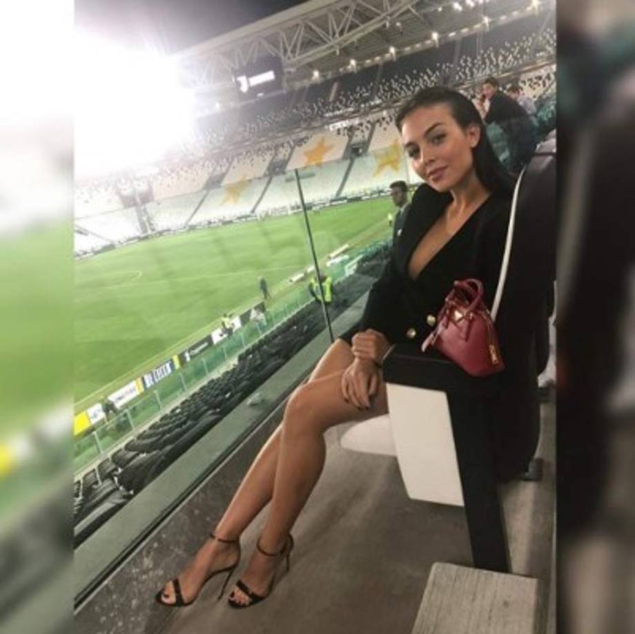 Si antes de cambiar su ciudad de residencia Gio era ya una apasionada de la moda, desde que vive en Turín con su pareja las firmas italianas y francesas son las que más espacio ocupan en su armario, como este mini bolso de Prada, modelo Saffiano Promenade. Bolsos joyas que la joven ha convertido en sus caprichos de moda.<br/><br/>