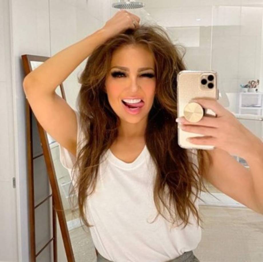 La pareja tiene dos hijos a quienes presumen en redes sociales; sin embargo, los fans le dicen constantemente a la famosa que debe comportarse como una mujer de su edad.