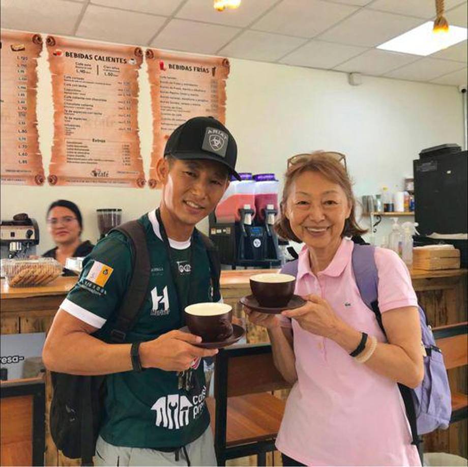 Madre e hijo también documentaron su visita al negocio Érase un café, en El Progreso, Yoro. “Mi madre ya probó el café hondureño. Le gustó tanto que tomó dos tazas”. 