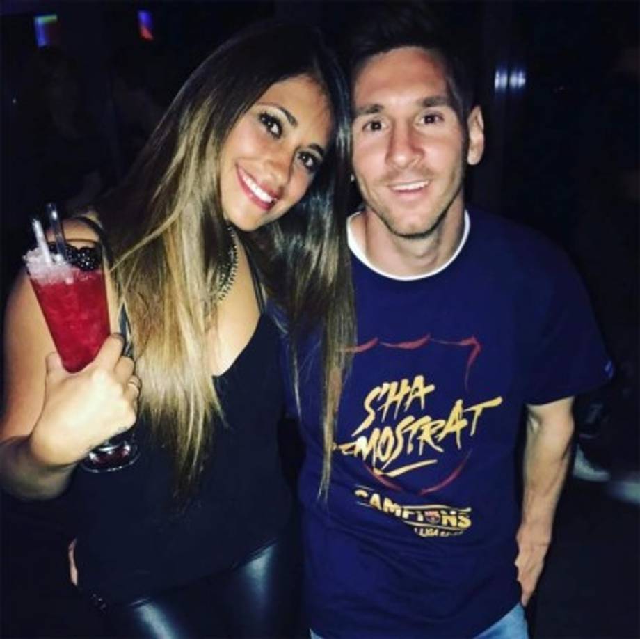 Tras un nuevo triunfo del Barcelona, la feliz pareja junto a todo el plantel y sus mujeres celebraron el titulo numero 26 de Liga. Ella en su Instagram le dedico un mensaje de amor: “¡Felicitaciones amor! #Campeones”, 15 de abril de 2016.