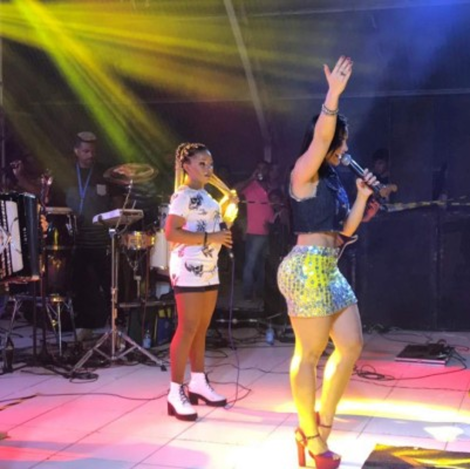 Esta hermosa mujer resultó ser una cantante y no una pastora.