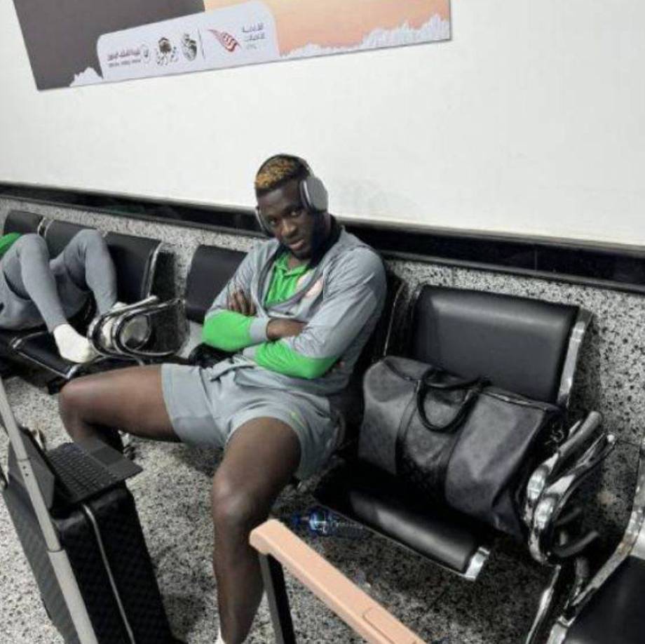 Numerosos internautas en el país magrebí señalaron a su vez la “mala recepción” a su selección a su llegada a Nigeria y mostraron fotografías de los jugadores sentados en el suelo durante la larga espera para ser trasladados al hotel.
