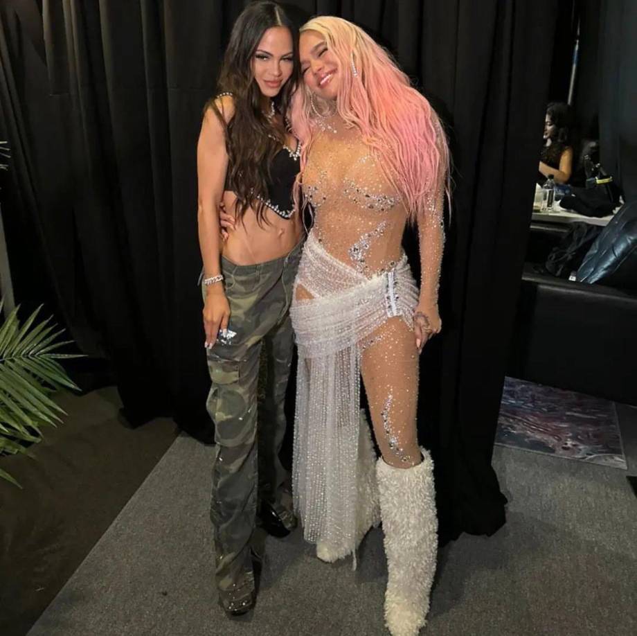 Natasha, también compartió momentos en calidad de amiga con Karol G, y es que tras vestidores se les vio juntas compartiendo el éxito de sus carreras musicales.