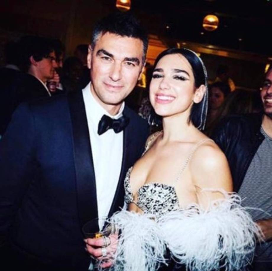 Los padres de Dua Lipa salieron huyendo de su país de origen por la guerra; además de una oportunidad de crecimiento. <br/><br/>Dukagjin consiguió empleo en una compañía productora de festivales de música, como Glastonbury y Reading, que le permitió realizar sus estudios de marketing en la Chartered Institute of Marketing (CIM). Por su parte, Anesa se especializó en turismo.