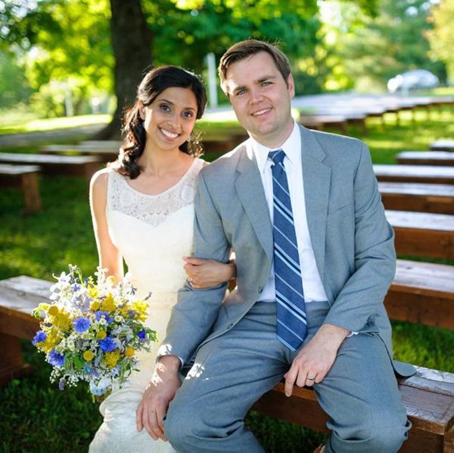 Vance junto a su esposa, la abogada Usha Chilukuri Vance.