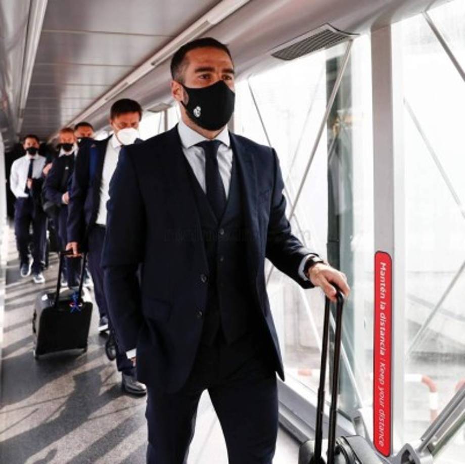 Dani Carvajal con semblante serio al llegar a Manchester.