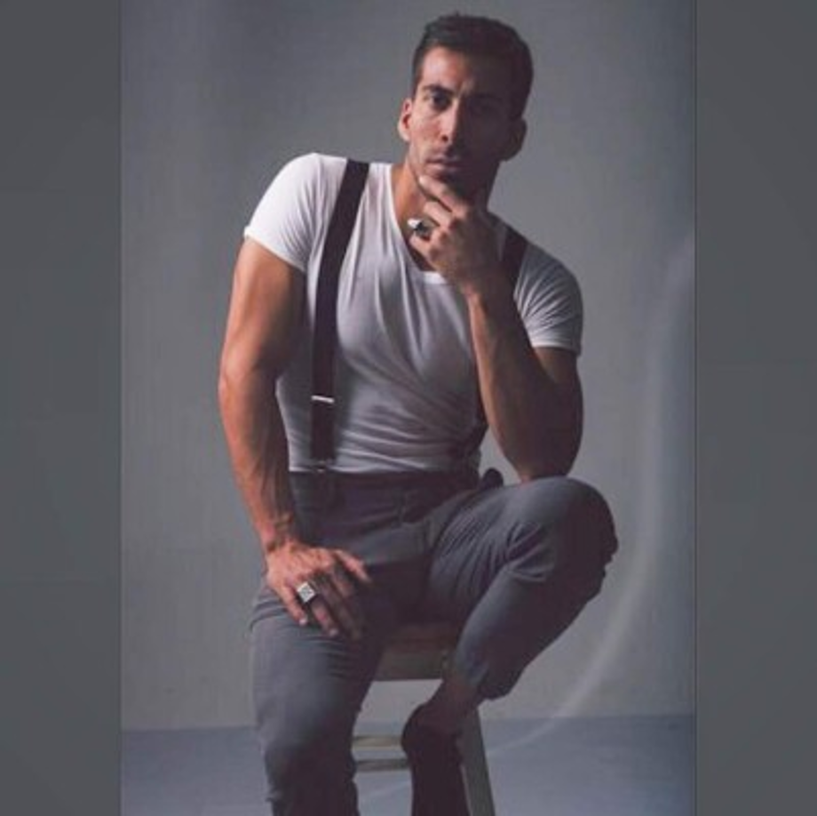 Fue seleccionado para interpretar a 'Wachu', personaje que no sabe hablar inglés, es espontáneo y divertido.