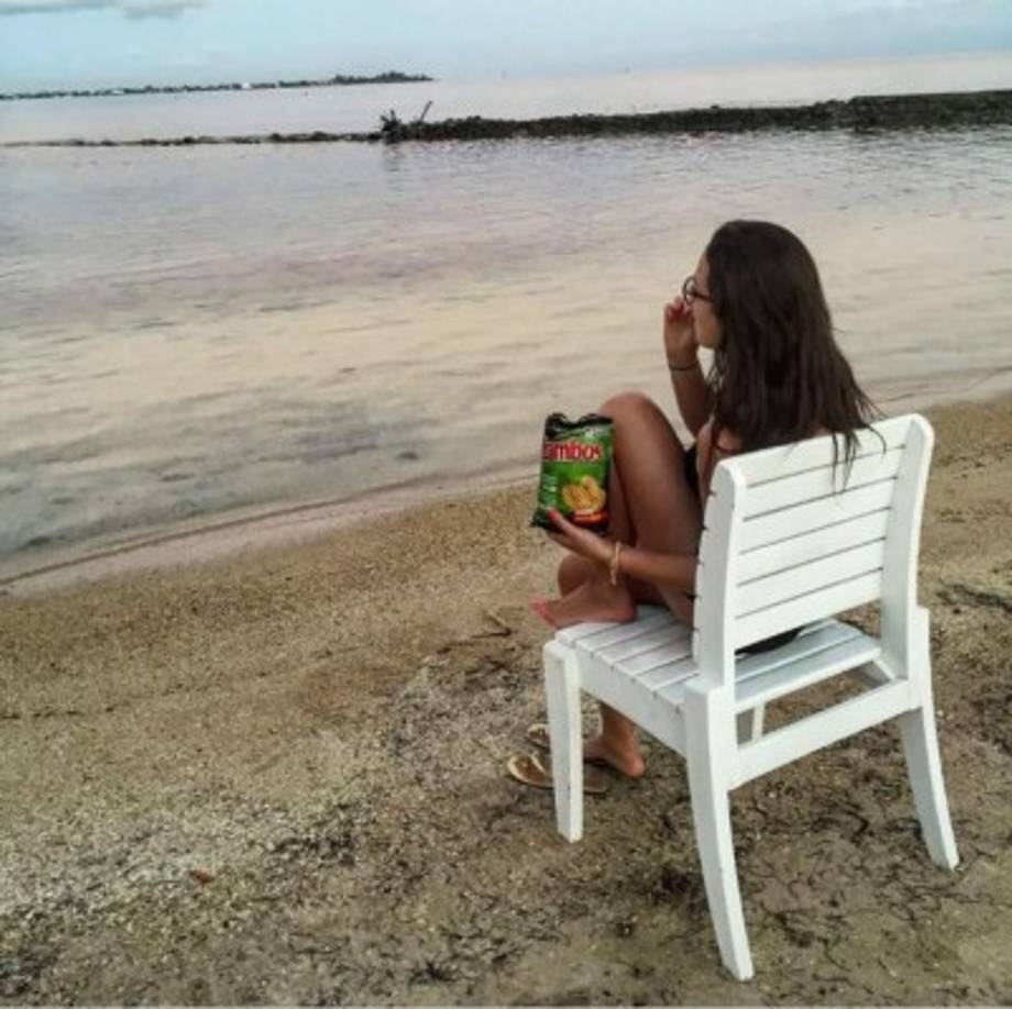 Carmen comiéndose unos ricos Zambos.