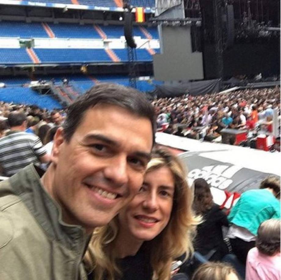 Doctor en Economía, profesor universitario y exjugador de baloncesto, se afilió al PSOE a los 21 años, en 1993. Está casado con María Begoña Gómez Fernández, de quien se dice está muy enamorado.