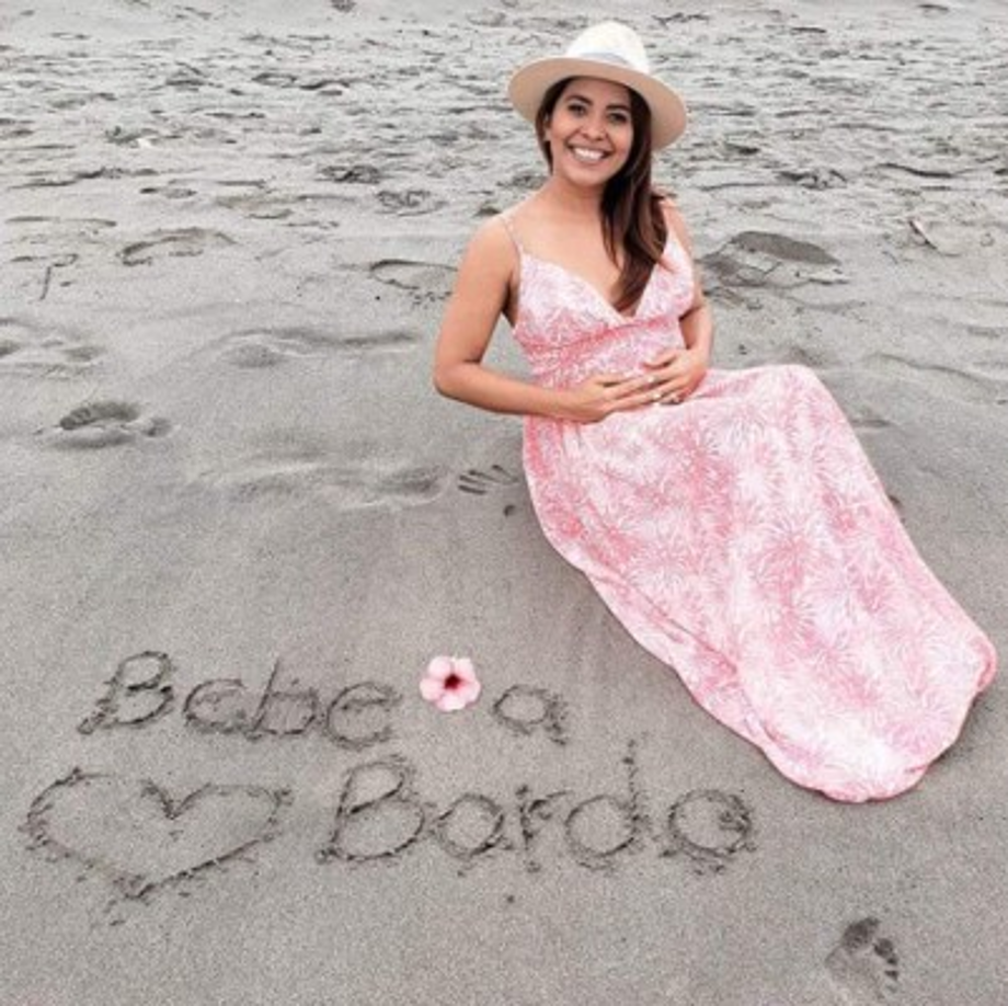 'Y siiii tengo la mejor noticia de todas! Dios me ha regalado el hermoso privilegio de ser mamá, confieso que tengo muchas dudas, pero se que de la mano de Dios todo saldrá bien (ojo la flor no determina nada jajaja) te amo mi bebé precioso' escribió Suly en la descripción de la imagen.<br/>