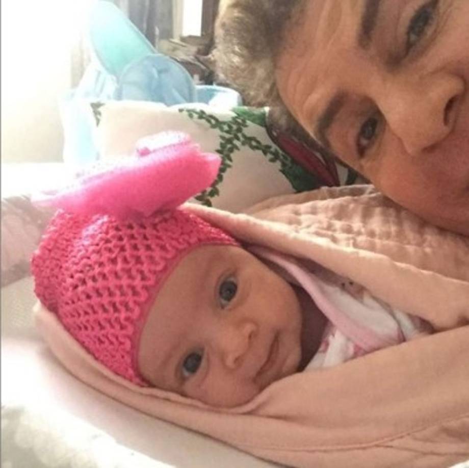 Salvador Nasralla ha compartido en redes sociales adorables fotografías de su pequeñita.