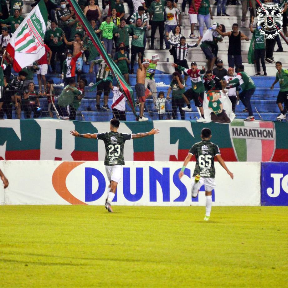 El festejo del argentino Juan Vieyra tras firmar su triplete.