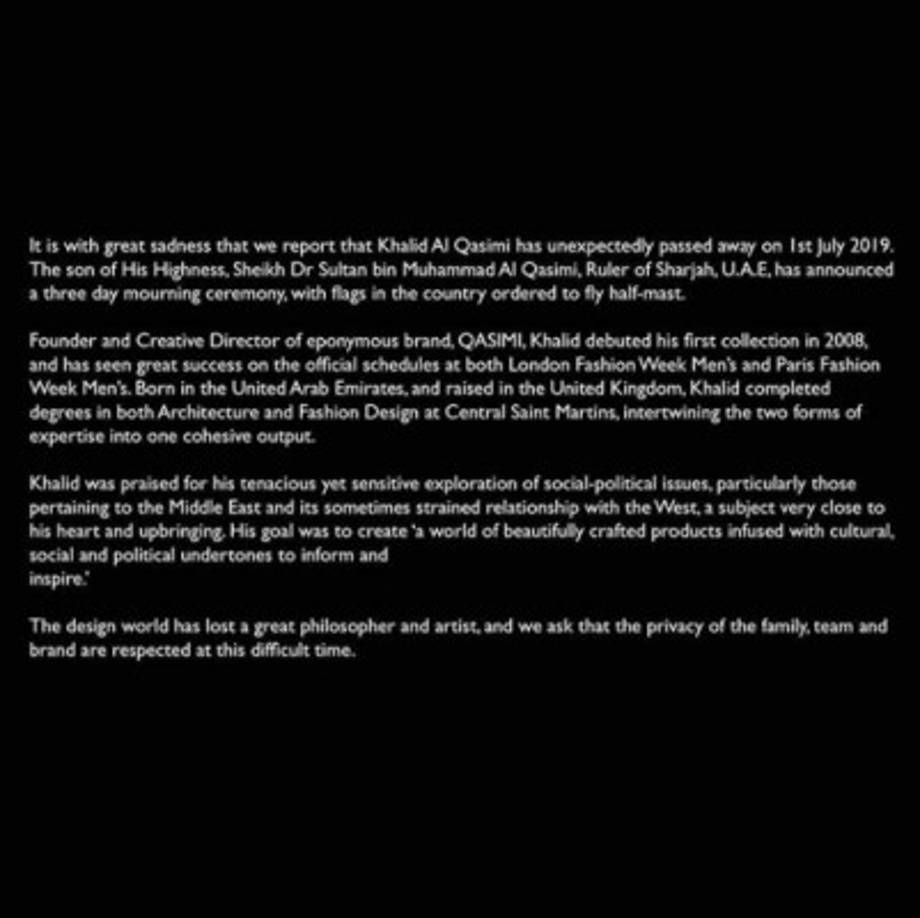 La página oficial de Instagram de su marca Qasimi, colgó un comunicado anunciando la muerte del diseñador.