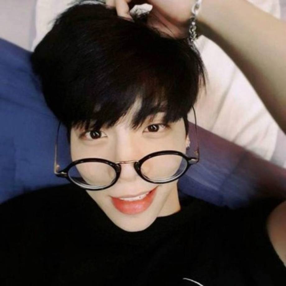 En 2015 debutó su primera música en solitario con un EP llamado Base, que encabezó las listas de éxitos en la lista de álbumes Billboard World Albums de Estados Unidos, así como en la tabla de álbumes de Gaon Weekly de Corea del Sur.<br/>