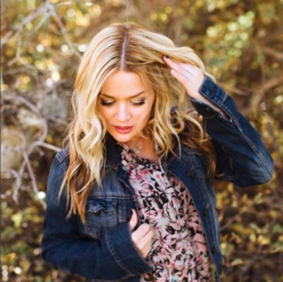 Las semejanzas que existen entre ambas, en especial en la forma de su rostro o de su barbilla puntiaguda, ha dado pie a una fructífera carrera como doble de la estrella de Hollywood.