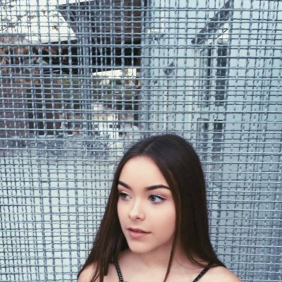 Angie se muestra tímida y nerviosa al momento de dar sus respuestas.