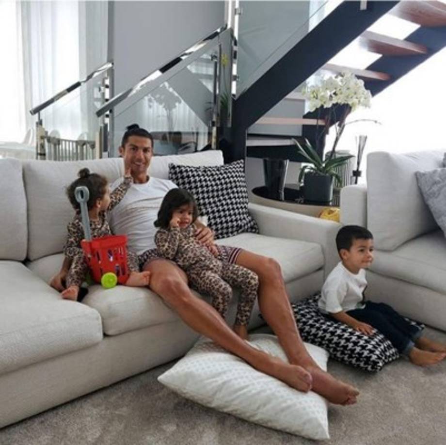 Cristiano Ronaldo también mandó un mensaje en familia desde su confinamiento en Portugal: 'En este momento difícil para todo el mundo, agradezcamos las cosas que importan: nuestra salud, nuestra familia, nuestros seres queridos. Quédate en casa y ayudemos a todos los trabajadores de la salud que luchan por salvar vidas'.