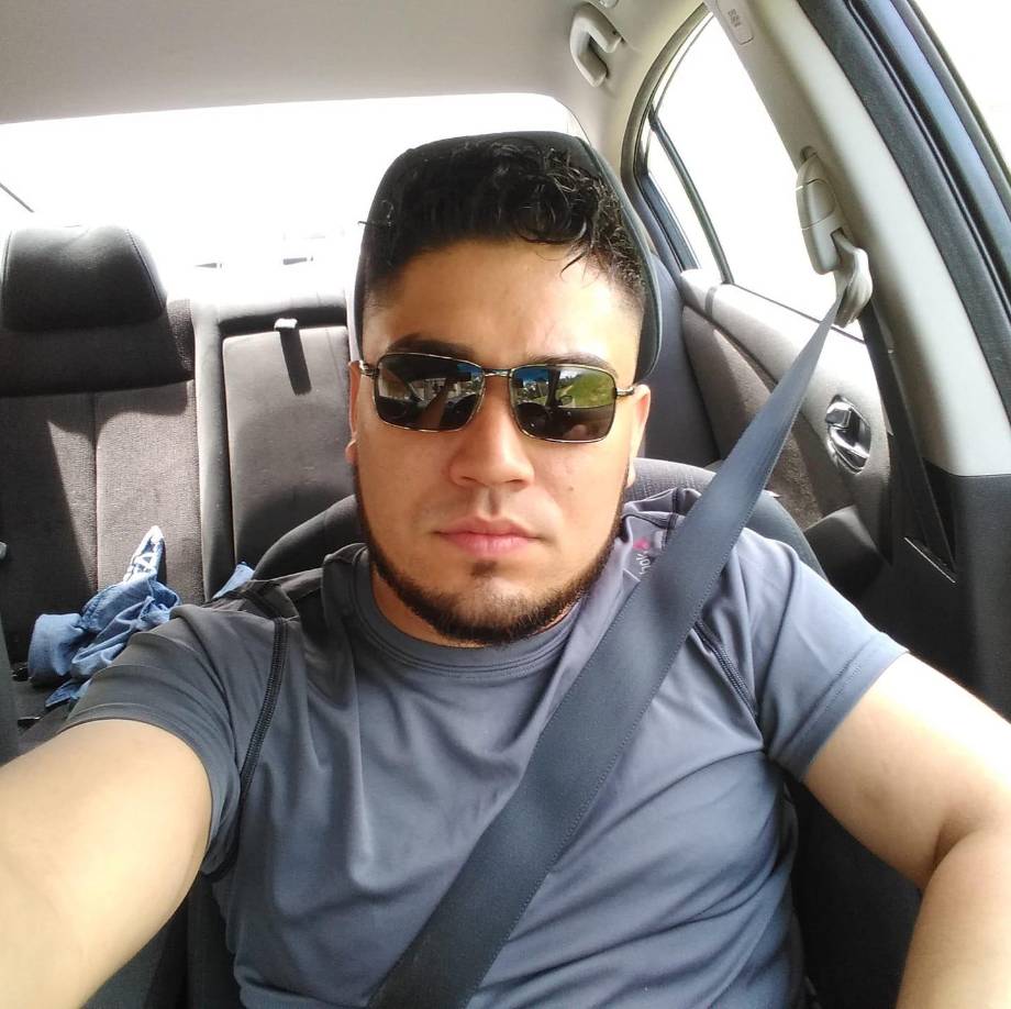 Mientras el GMC viajaba por la avenida Independencia no hizo el alto en un semáfotop e impactó con un Nissan Altima.