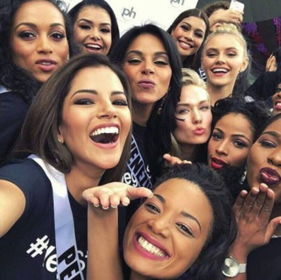 April compartió está imagen en la que aparece junto a todas 'las latinas en el Miss Universo'.