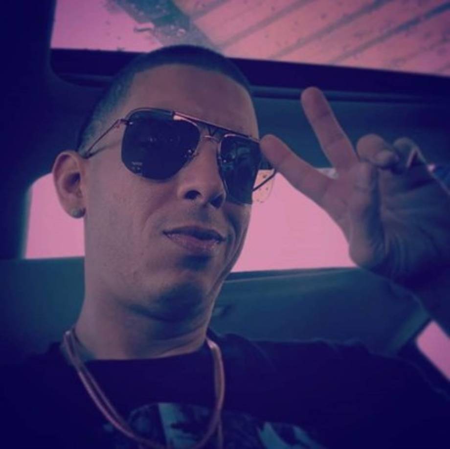 Según indicó la Policía, el cantante recibió multiples impactos de bala en su cuerpo quitándole la vida de manera instantánea.