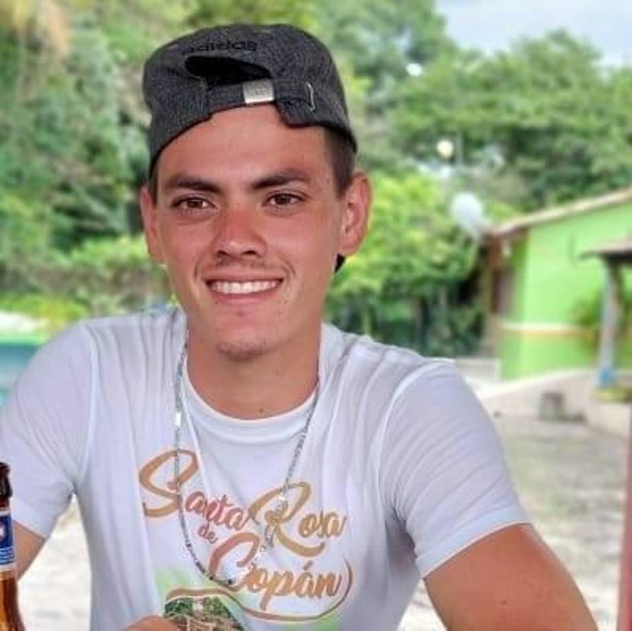 Las autoridades policiales y de Medicina Forense acudieron para realizar el levantamiento del cadáver e iniciar las investigaciones correspondientes.