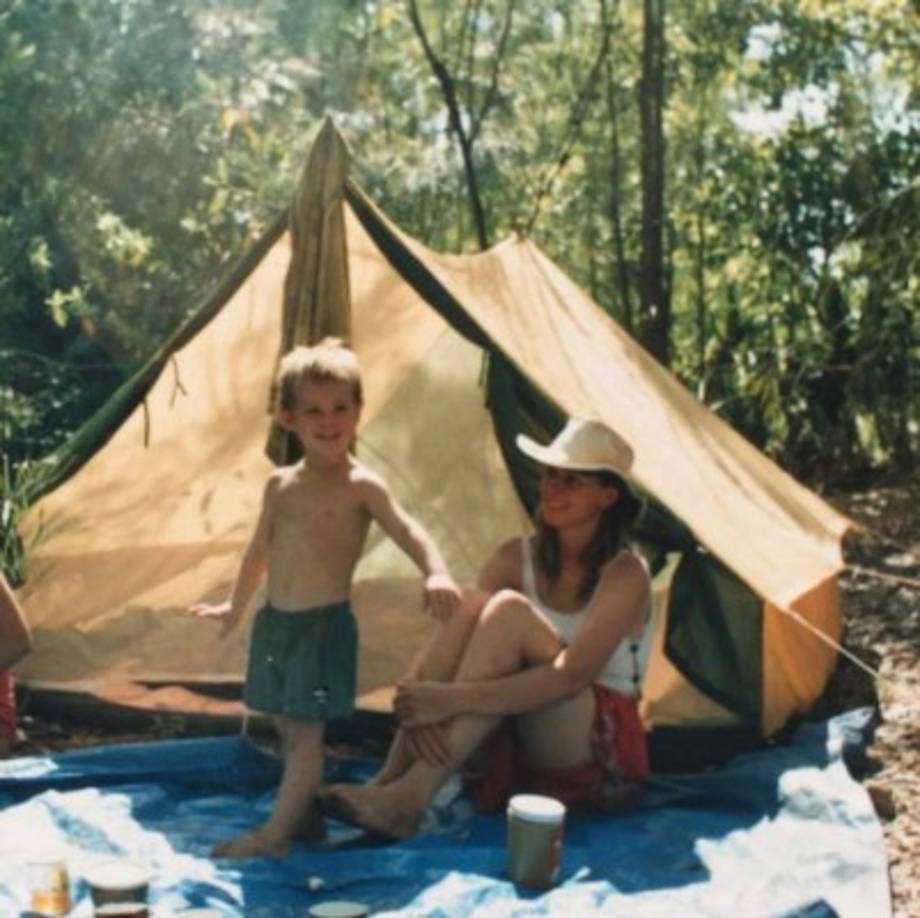 El galán de 'Thor', Chris Hemsworth publicó un recuerdo de su infancia con su mamá.
