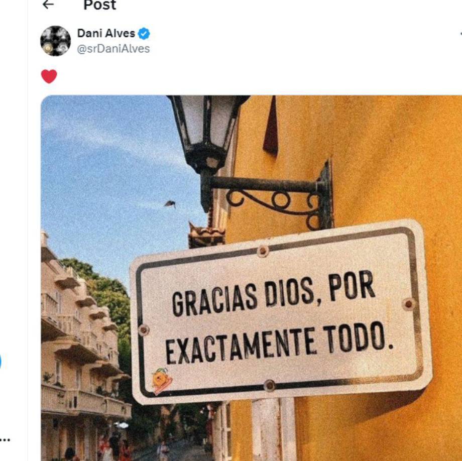 Alves reapareció el pasado 23 de agosto al compartir una fotografía acompañada de un corazón rojo. En dicha imagen podemos ver una señal en una calle con una frase que dice lo siguiente: “Gracias Dios, por exactamente todo”. 