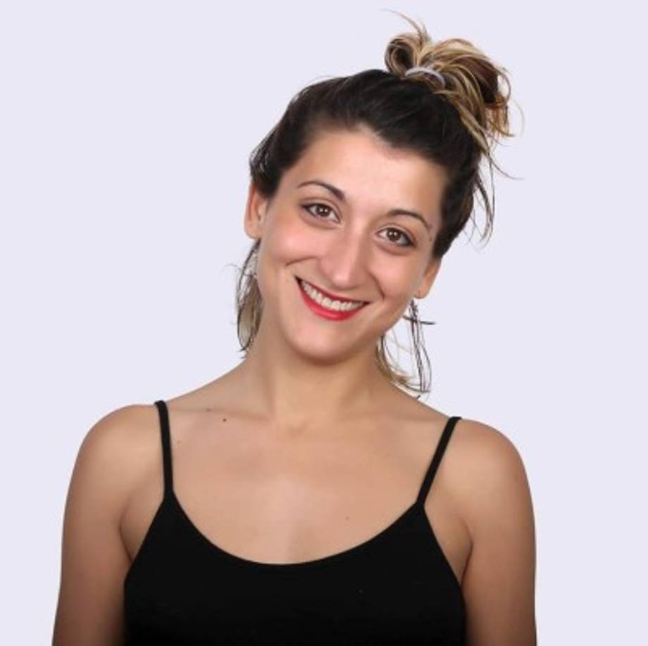 “Hace muchos años, visité junto a mi pareja de ese momento la disco Catwalk de Barcelona. En un momento, decidimos subir al VIP del lugar y me dan ganas de ir al baño. Fue en ese momento que me encuentro con un chico, una chica y un chavalín que estaban conversando sobre lo que harían al salir del lugar”, comezó explicando la actriz.<br/>