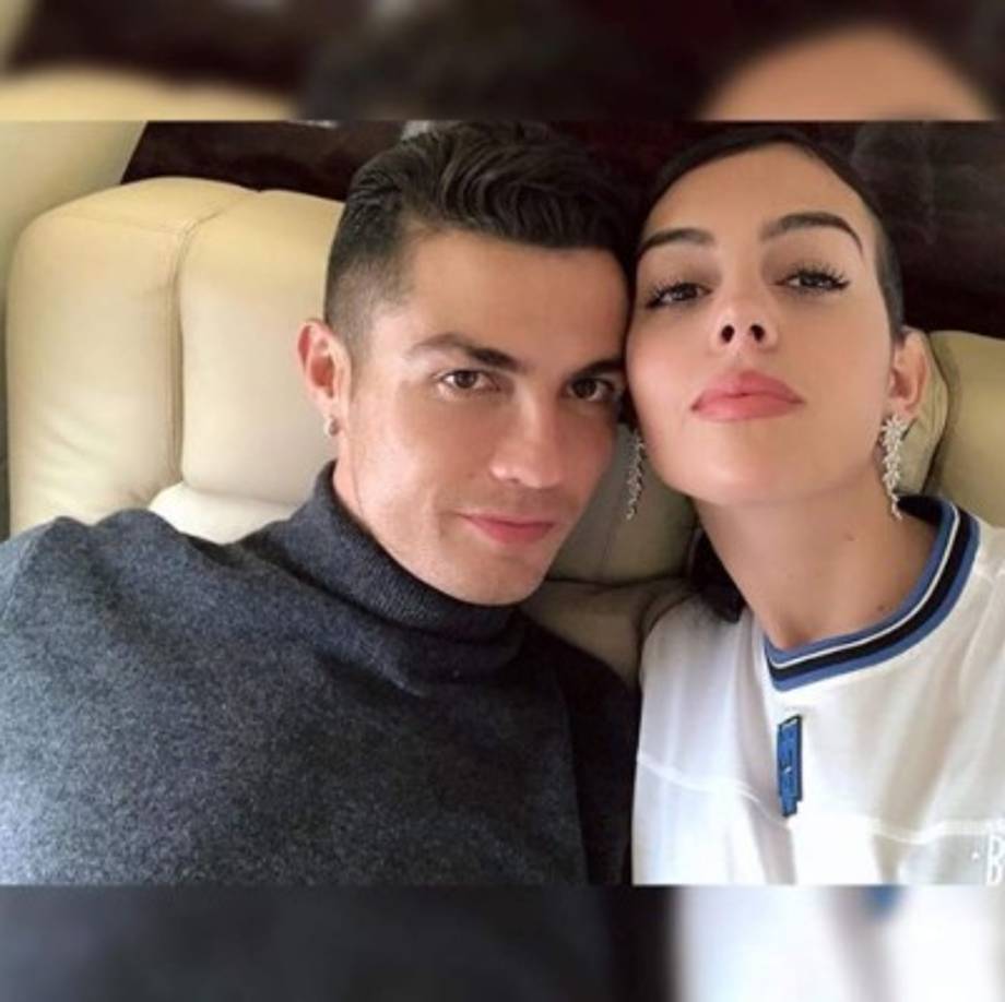 Además, y como de un talismán se tratase para Cristiano Ronaldo, Rodríguez los ha lucido para acudir al estadio de la Juventus de Turín en ocasiones estrella como cuando el astro del balón le dio la victoria a su equipo con 3 goles frente al Atlético de Madrid en octavos de final de la Champions League.<br/><br/>Una máxima de estilo de la modelo consiste en estrenar creaciones exclusivas en alfombras rojas y convertirlas en el gran accesorio de sus casual looks. Como con estos pendientes colgantes de diamantes y con formas florales que llevó sobre la alfombra roja del Festival de Cine de Venecia 2018.<br/><br/>
