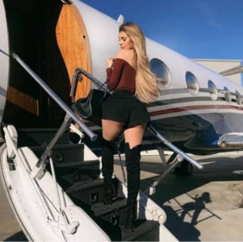 En lo que pudo ser una señal de arrepentimiento, Alexa borró las imágenes y puso su cuenta de Instagram como privada, la que vale señalar está verificada por la red.<br/><br/>Teniendo su cuenta fuera del ojo público Alexa volvió a errar cuando compartió un video donde aparecía abordando un avión con unos microshorts que dejaban ver parte de sus glúteos . <br/>