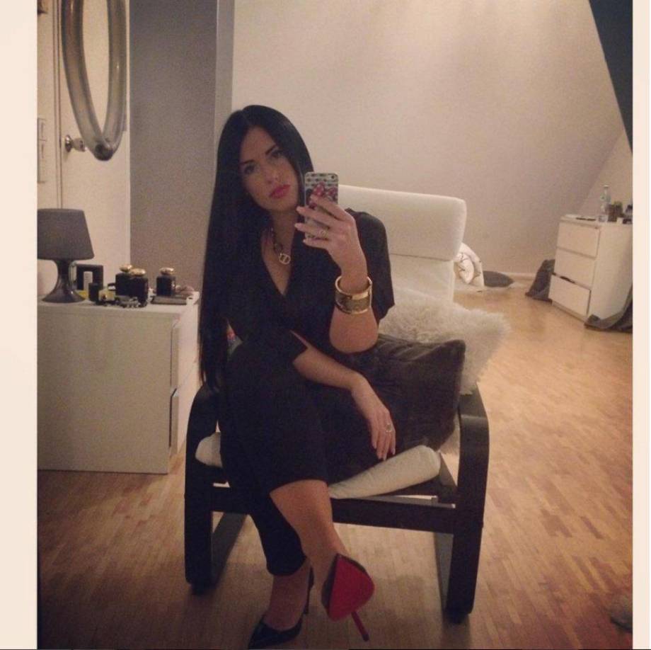 Alysha nació en Francia el 20 de agosto de 1986, fue criada en Senegal y regresó al país francés. Su relación con Aubameyang surgió a partir del 2010, cuando el atacante estaba en las filas del AC Milán. Tiene dos hijos con el atacante gabonés. 