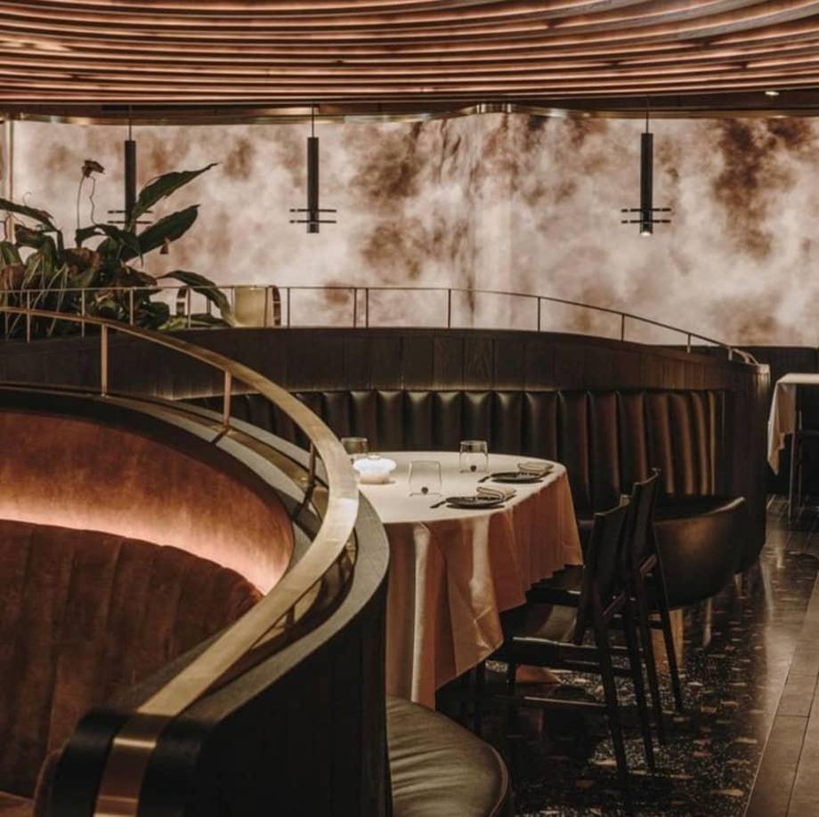 El negocio es del chef Dani García. Es ahora mismo uno de los restaurantes más de moda en la ciudad de Madrid, aunque no es el único, ya que también tiene ubicados en la capital madrileña sus otros dos locales estrella: BiBo y Lobito de Mar.