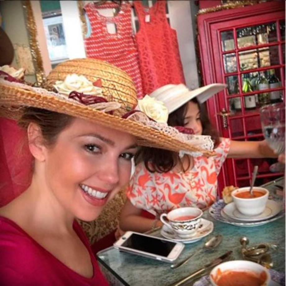 Thalía está disfrutando estas vacaciones junto a sus hijos Sabrina y Mateo: ¡Celebrar la vida y sus detalles con las personas que nos transforman cada día es la magia de existir! Comiendo #teatime #londonstyle con mi reina Sabrinita. #quevivaelamor!,