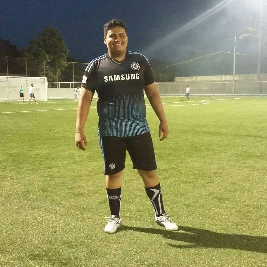 “Te fuiste. Ya no te miro en la iglesia. ¿Y mi camisa del Marathón?”, comentó una joven a Dennis pocas semanas antes de que muriera tiroteado. 