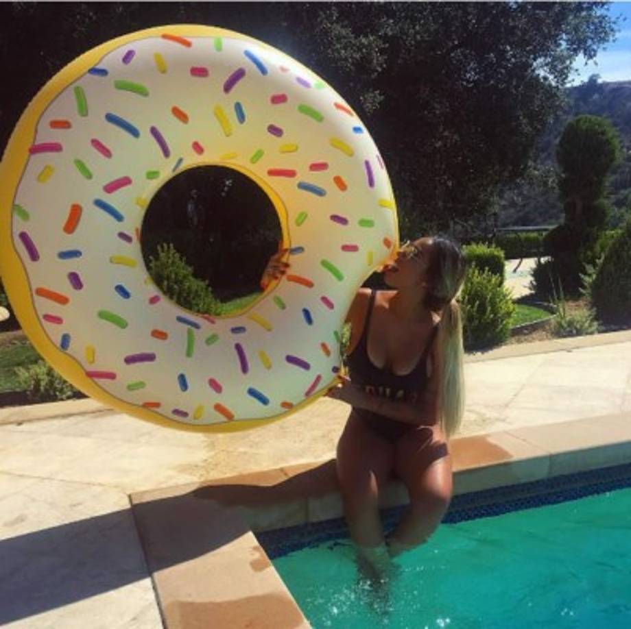 Si Neymar es aclamado dentro del terreno de juego, su hermanita lo es fuera de él.