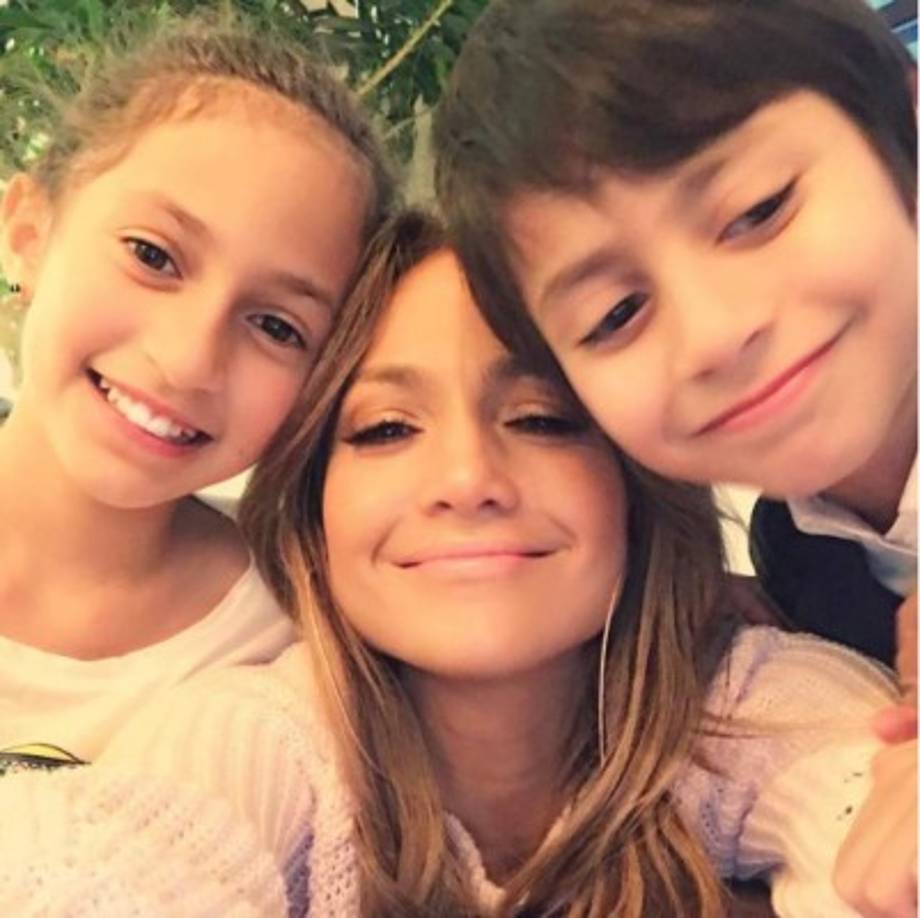 Jennifer López expresó lo afortunada que se siente de ser madre. Aquí en una foto con sus mellizos Emme y Max.