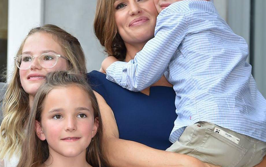 Seraphina tiene una hermana mayor llamada Violet y un hermano menor, Samuel. 