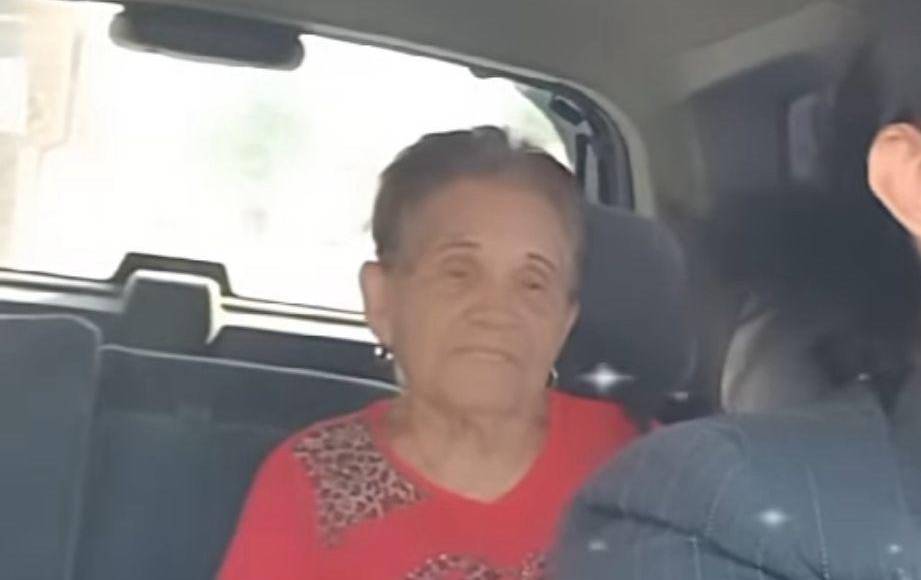 La conductora entre lágrimas explicó que su sorpresa fue cuando llegó a la casa de la señora y se encontraba en la calle y nadie la estaba despidiendo.