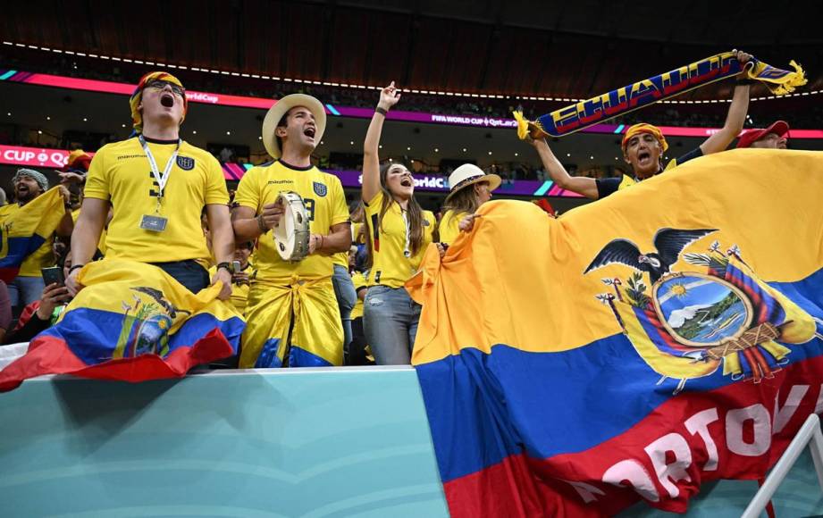 Los aficionados ecuatorianos armaron una gran fiesta en el estadio Al Bayt de Jor.