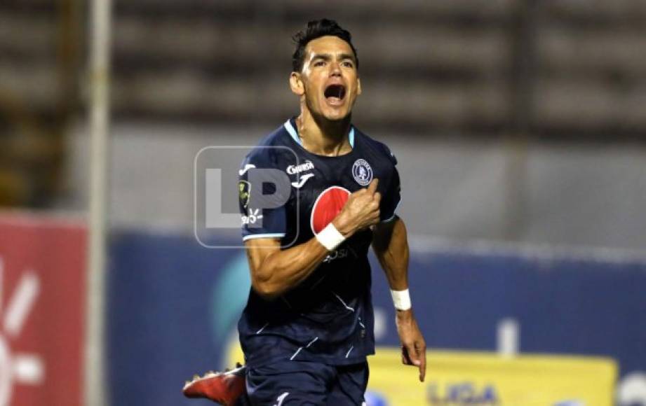 El paraguayo Roberto Moreira marcó el penal y así lo festejó.