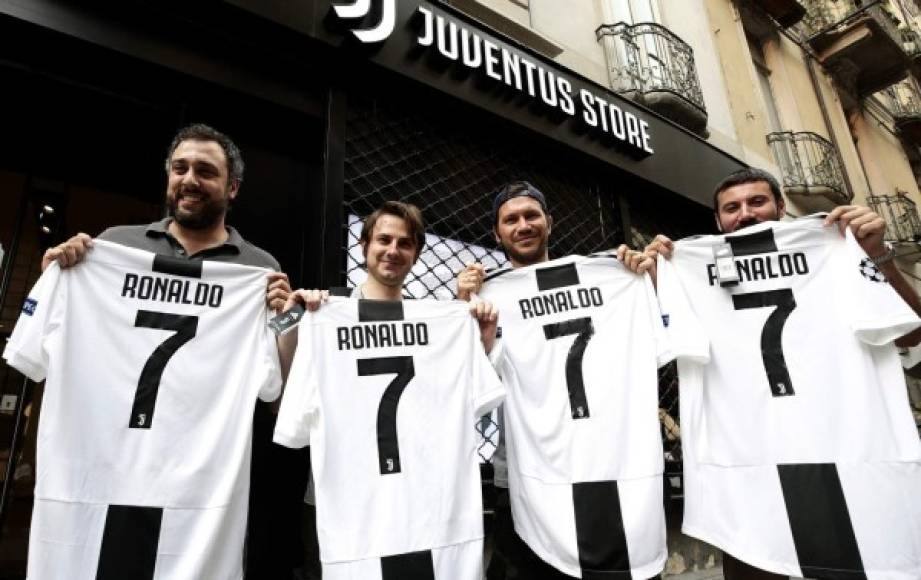 Tras el anuncio oficial, las camisetas de Cristiano Ronaldo con la Juve se han puesto a la venta y ha sido una locura.