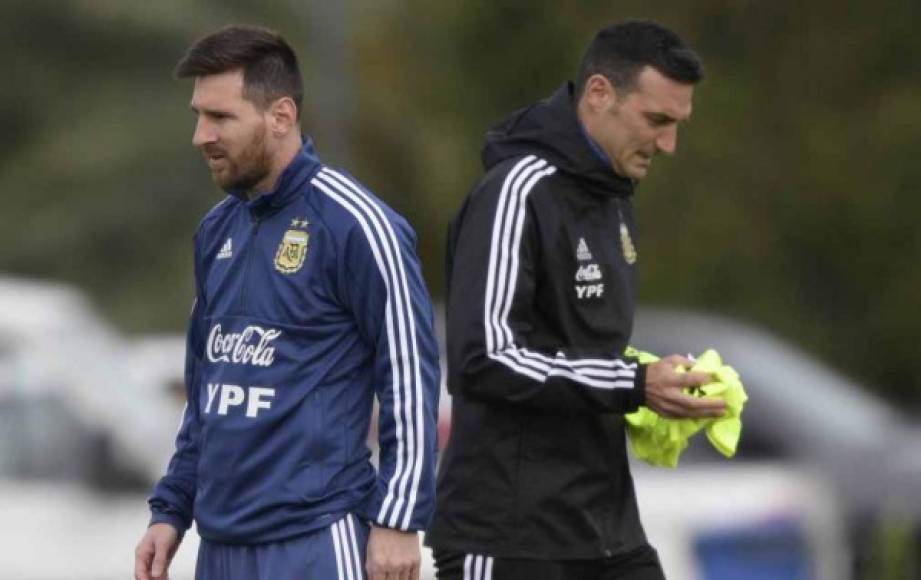 Favorita y con Messi enfocado en ganar su primer título vestido de albiceleste, Argentina debuta en la Copa América de Brasil-2019 contra Colombia. El entrenador Lionel Scaloni ha revelado el 11 titular y ha generado diversos comentarios. Fotos AFP.