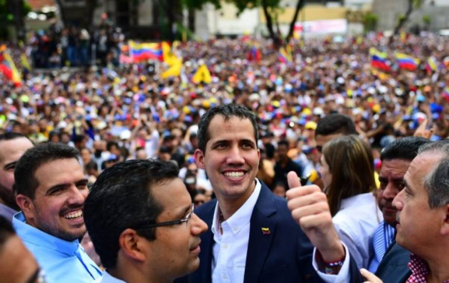 Gritos de júbilo y el cántico '¡Guaidó, Guaidó, Guaidó!' inundaron la plaza Alfredo Sadel, en Caracas, cuando el jefe parlamentario de 35 años apareció en una tarima.
