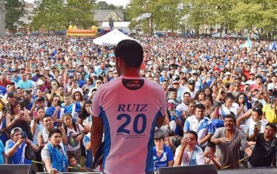 La afición en Guatemala quiere y recuerda al goleador Carlos Ruiz.