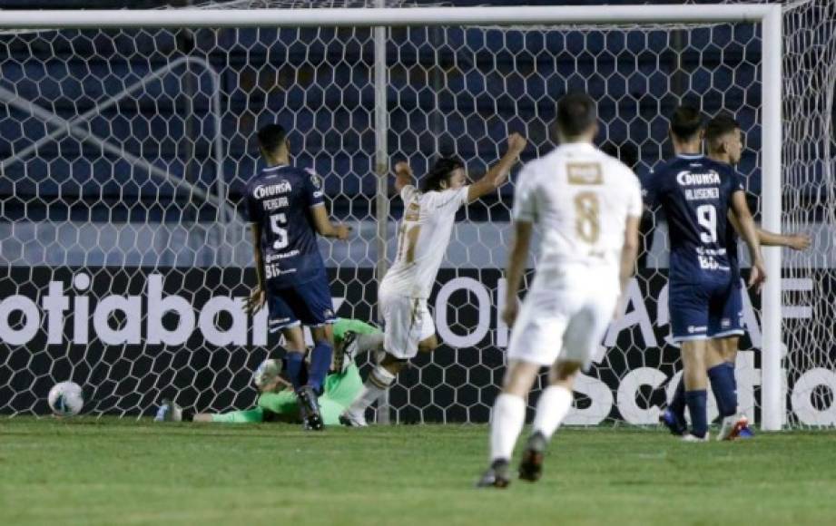 Agustín Herrera alza los brazos y celebra el gol de Andrés Lezcano. El mexicano después marcó el segundo tanto del Comunicaciones.